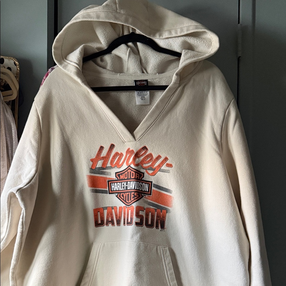 Hooded HD pullover sweatshirt